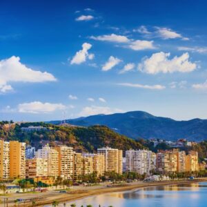 Vista de la bahía de Málaga con edificios junto a la playa
