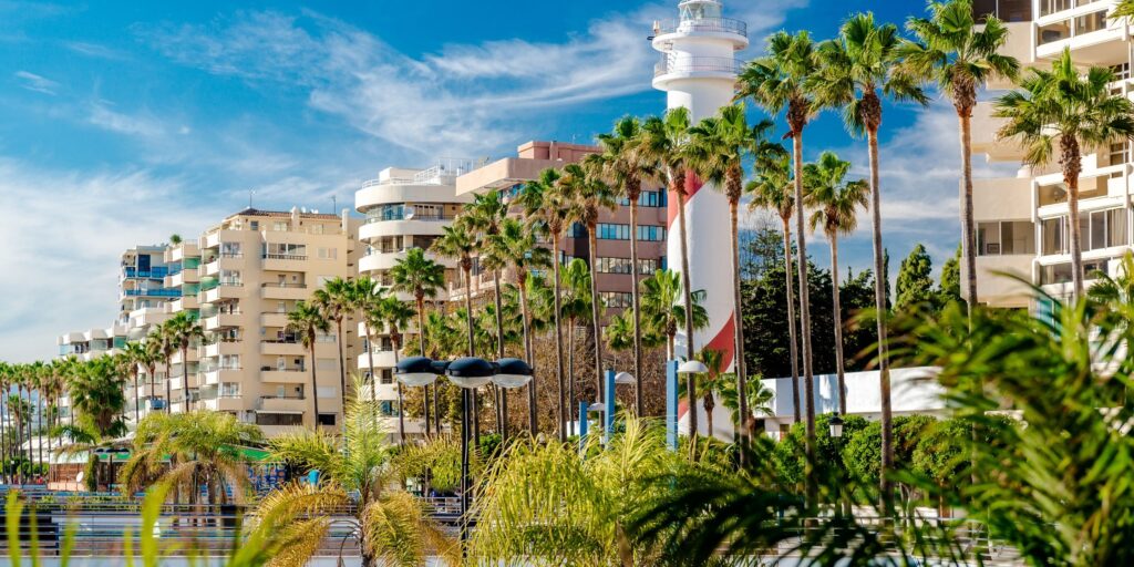 Paseo marítimo de Marbella con palmeras y edificios residenciales