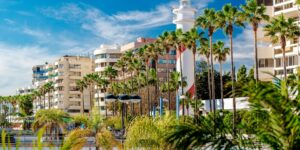 Paseo marítimo de Marbella con palmeras y edificios residenciales