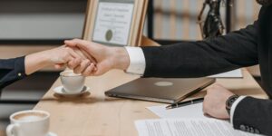 Apretón de manos entre un abogado y su cliente en el despacho