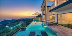 Propiedad con piscina y vistas al mar al atardecer en la Costa del Sol