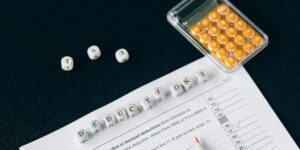 Formulario de impuestos y calculadora sobre un escritorio