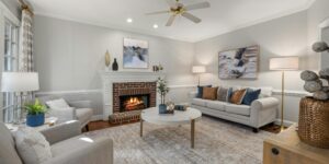 Salón luminoso y ordenado de una vivienda preparada para la venta