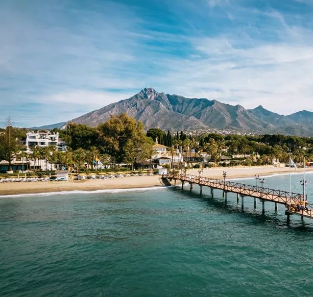 Playa de Marbella con La Concha al fondo, junto a nuestra oficina